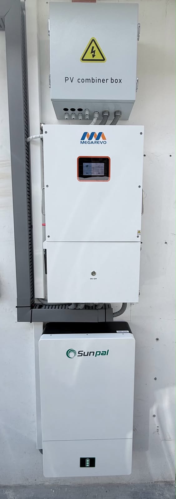 Inversor Megarevo y batería Sunpal del sistema solar