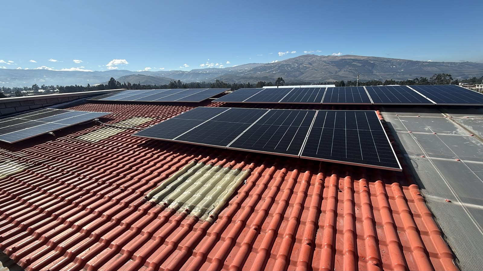 Paneles solares en el techo de Tierras Altas con vista a la montaña